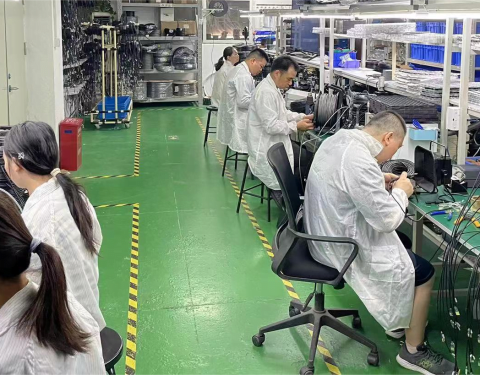 Shenzhen Fiberlink Tech es una producción de fábrica de cables HDMI 2.1 AOC